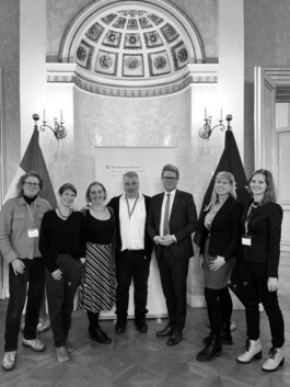 Das STEAM Forschungsteam mit Bundesminister ao. Univ.-Prof. Dr. Martin Polaschek beim SUMMIT Bildungsforschung am 4.12.2023